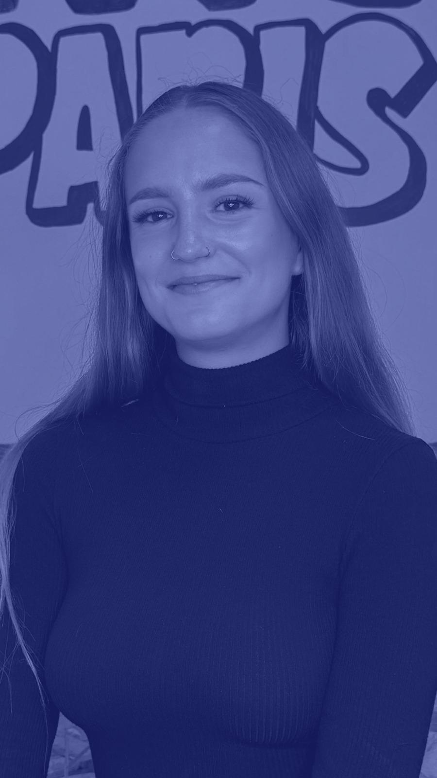 Photo présentant l'Assistante Pédagogique des BTS de l'équipe ITIC Paris, Lou-Anne PORTAL